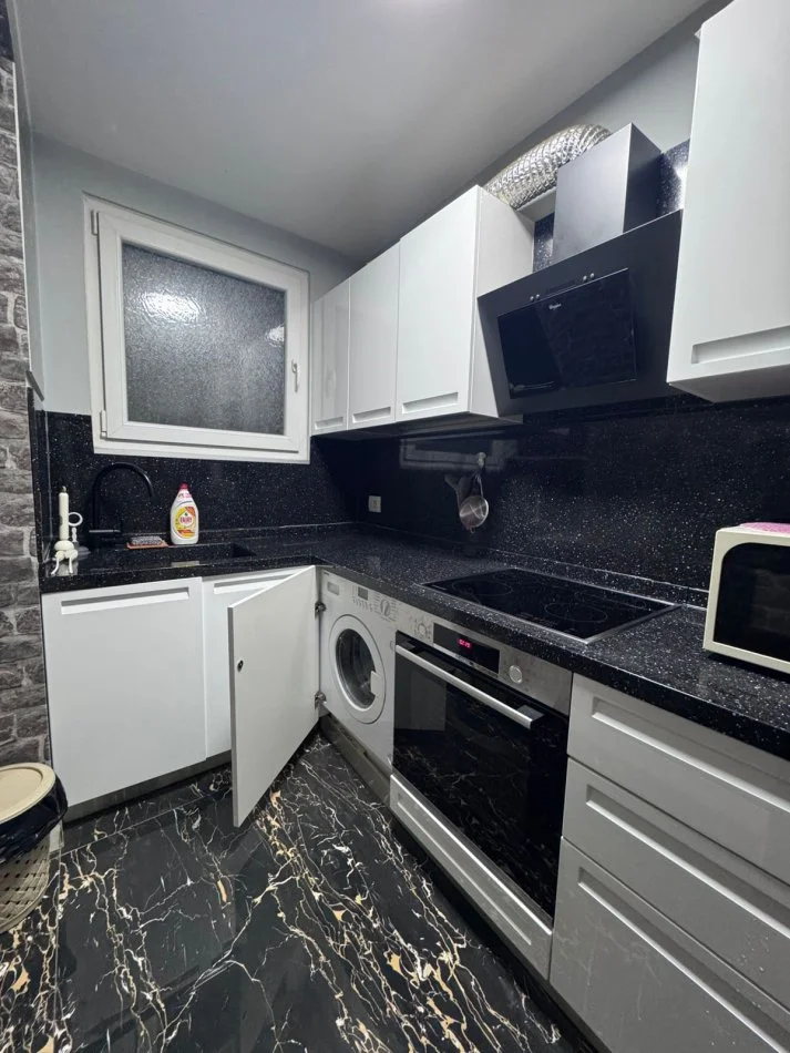 Tirane, jepet me qera apartament 2+1+Ballkon Kati 3, 95 m² 900 € (Juridiku)