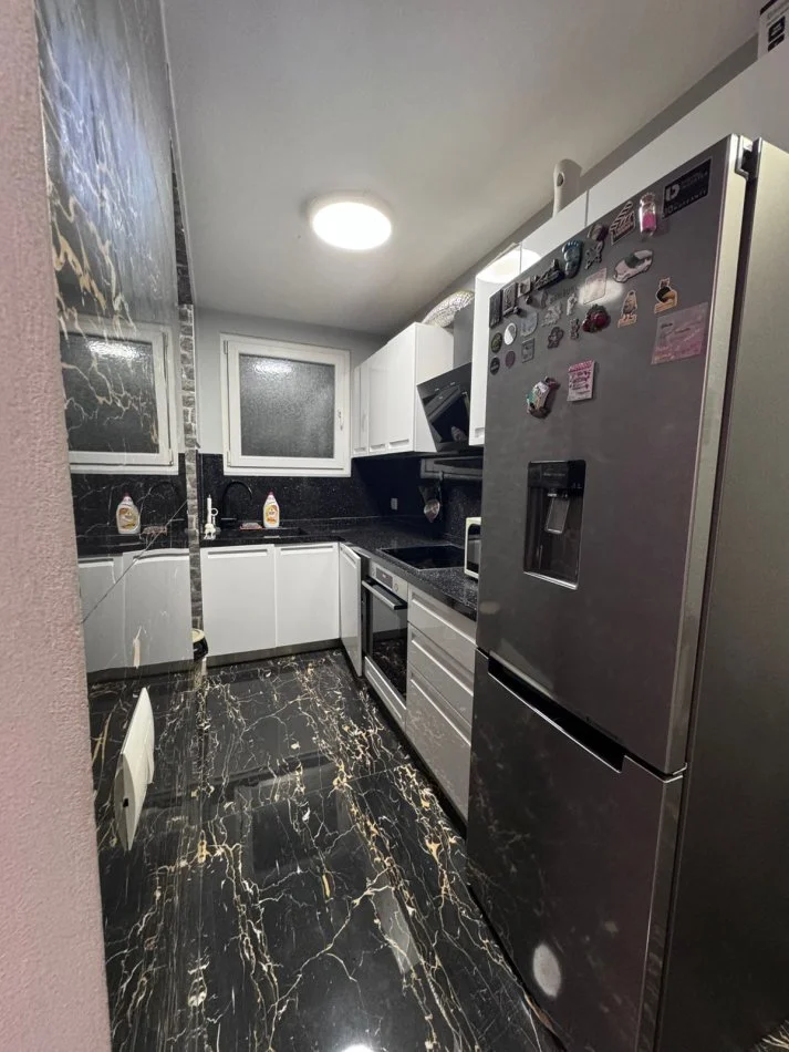 Tirane, jepet me qera apartament 2+1+Ballkon Kati 3, 95 m² 900 € (Juridiku)