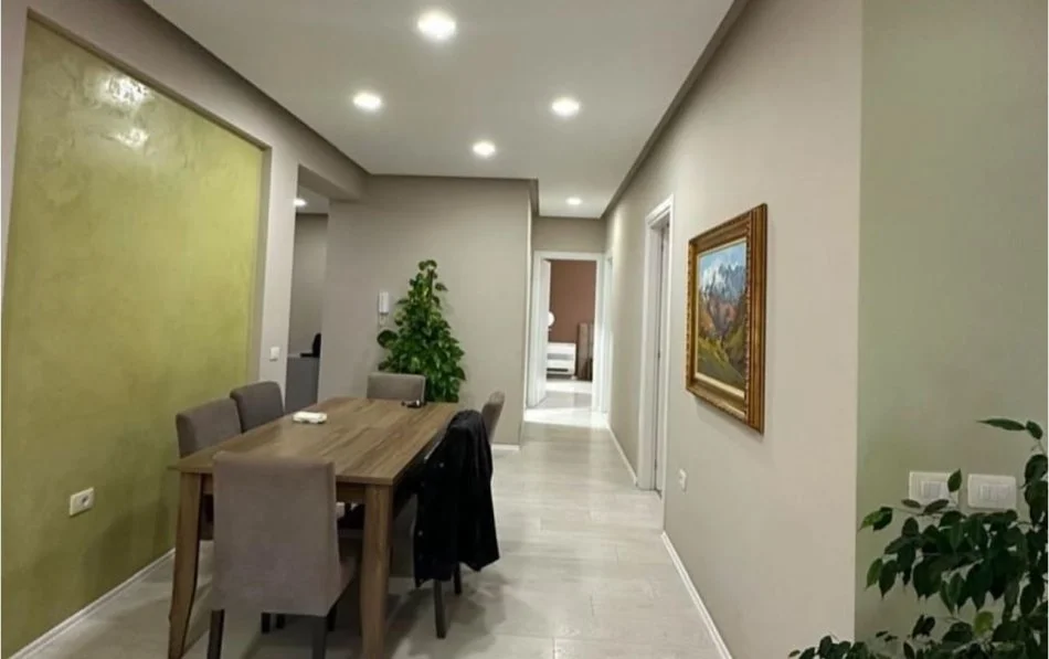 Tirane, jepet me qera apartament 3+1+Ballkon Kati 4, 190 m² 1.400 € (Liqeni i Thate)