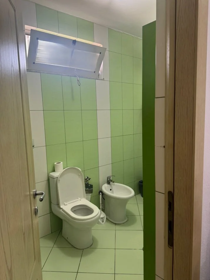 Tirane, jepet me qera apartament 3+1 Kati 4, 90 m² 700 € (Rruga e Kavajes)