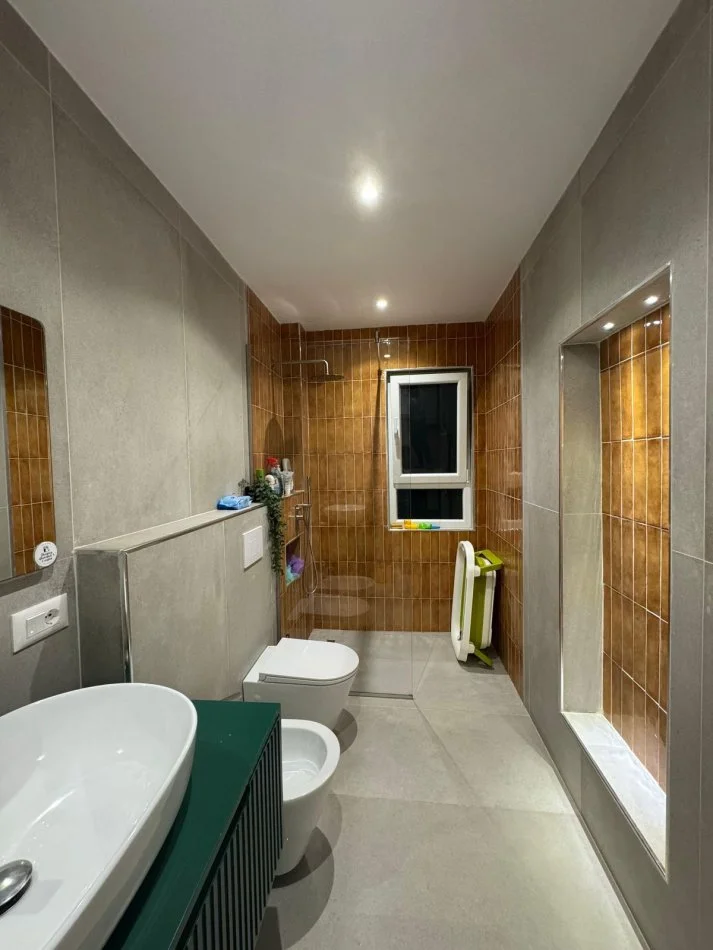 Tirane, jepet me qera 2+1 Kati 4, 750 €