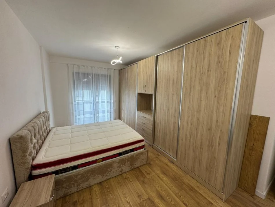 Tirane, jepet me qera apartament 2+1 Kati 4, 100 m² 