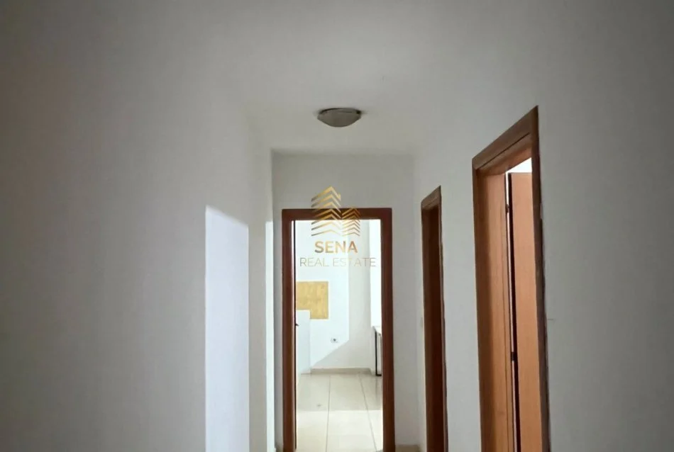 Tirane, jepet me qera zyre Kati 3, 80 m² 450 € (Brryli)