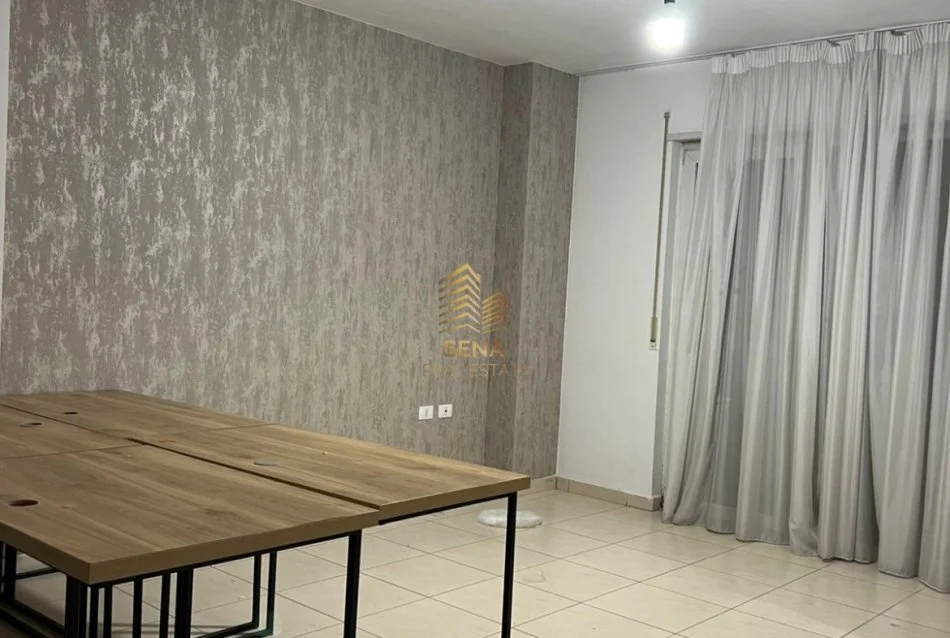 Tirane, jepet me qera zyre Kati 3, 80 m² 450 € (Brryli)