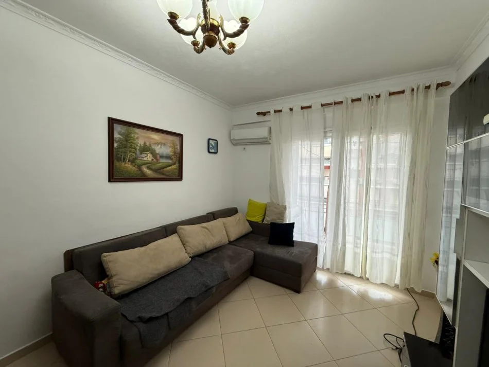 Tirane, jepet me qera apartament 1+1 Kati 6, 