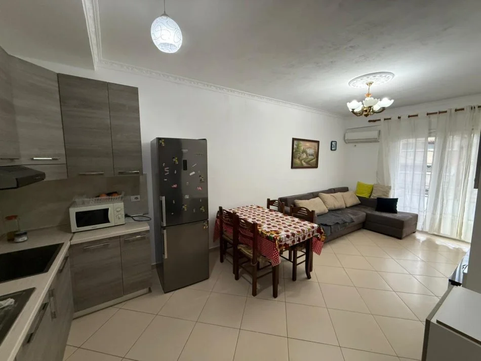 Tirane, jepet me qera apartament 1+1 Kati 6, 