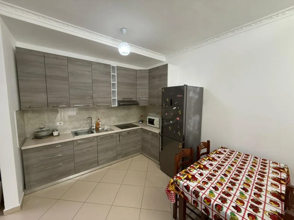Tirane, jepet me qera apartament 1+1 Kati 6, 