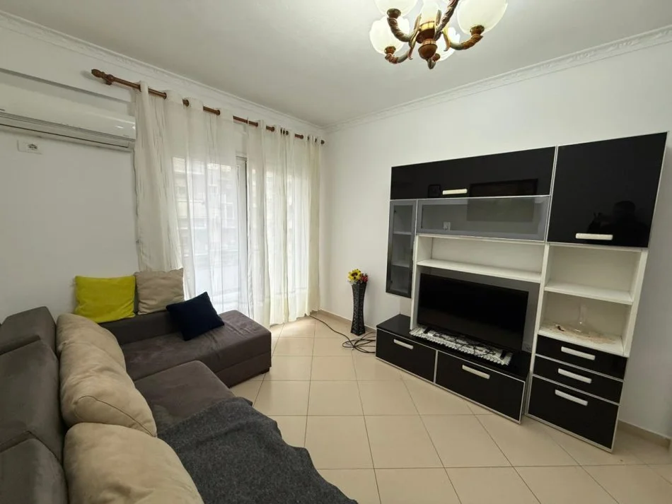 Tirane, jepet me qera apartament 1+1 Kati 6, 