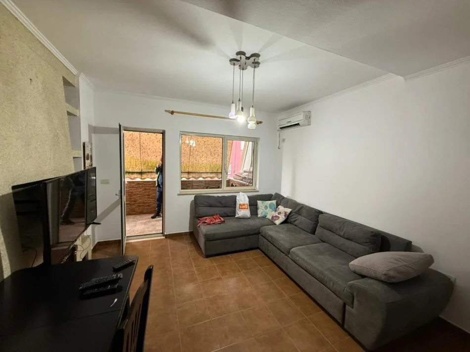 Tirane, jepet me qera apartament 1+1 Kati 5, 