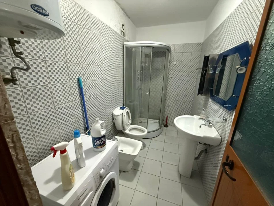 Tirane, jepet me qera apartament 1+1 Kati 5, 