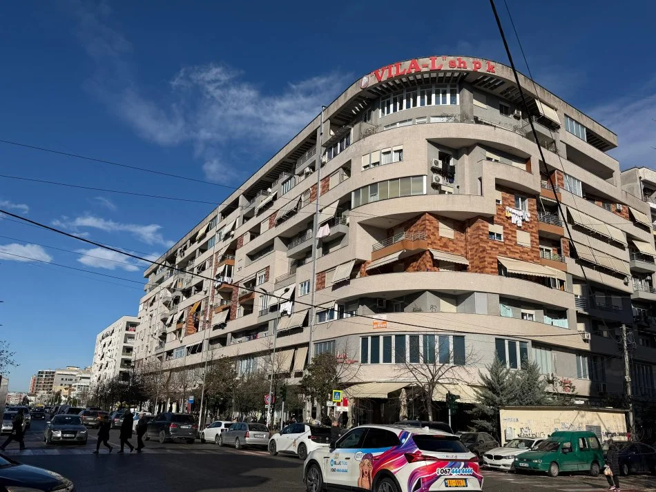 Tirane, shitet apartament 1+1 Kati 2, 77 m² (Rruga Tom Plezha)