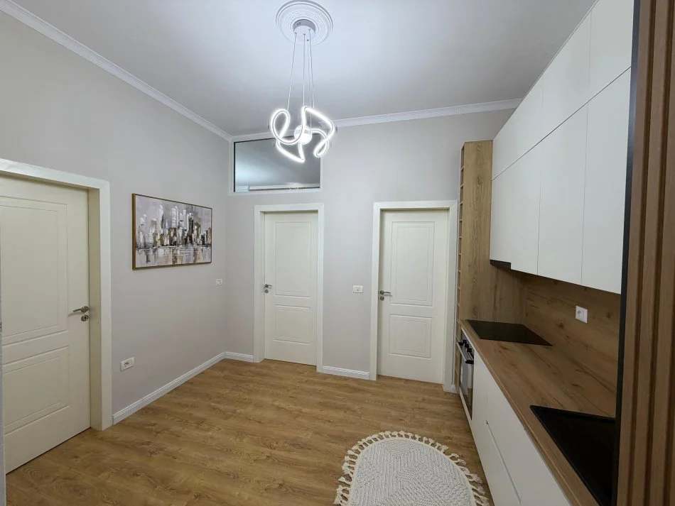 Tirane, shitet apartament 1+1 Kati 2, 77 m² (Rruga Tom Plezha)