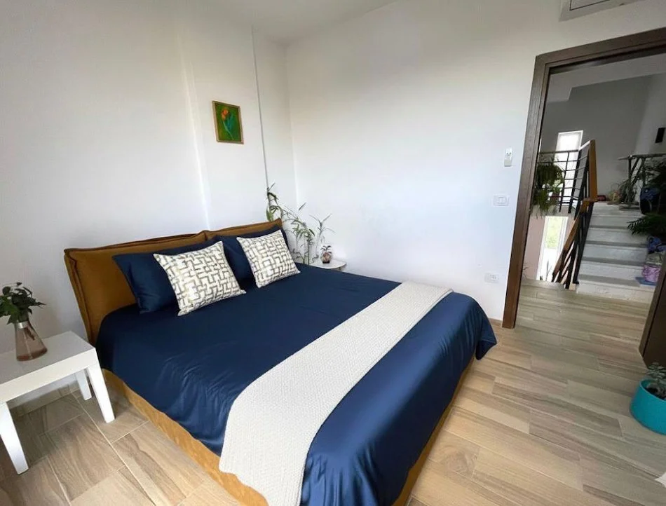 Tirane, jepet me qera apartament 3+1 , 200 m² 2.500 € 