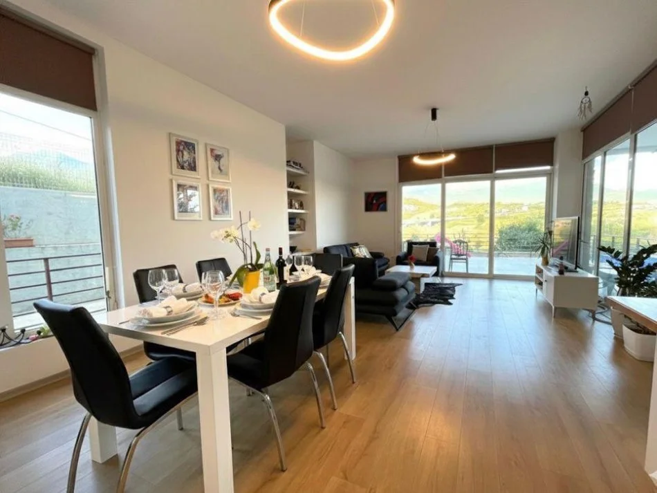 Tirane, jepet me qera apartament 3+1 , 200 m² 2.500 € 