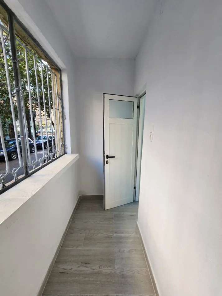 ZYRË ME Qira 100 m2( kati 1) Përballë Deliorgjit/ Irfan tomini🔥 3 ambjente pune ( me parket) 700 Eu( bruto)