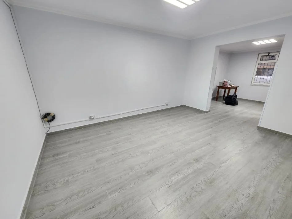 ZYRË ME Qira 100 m2( kati 1) Përballë Deliorgjit/ Irfan tomini🔥 3 ambjente pune ( me parket) 700 Eu( bruto)