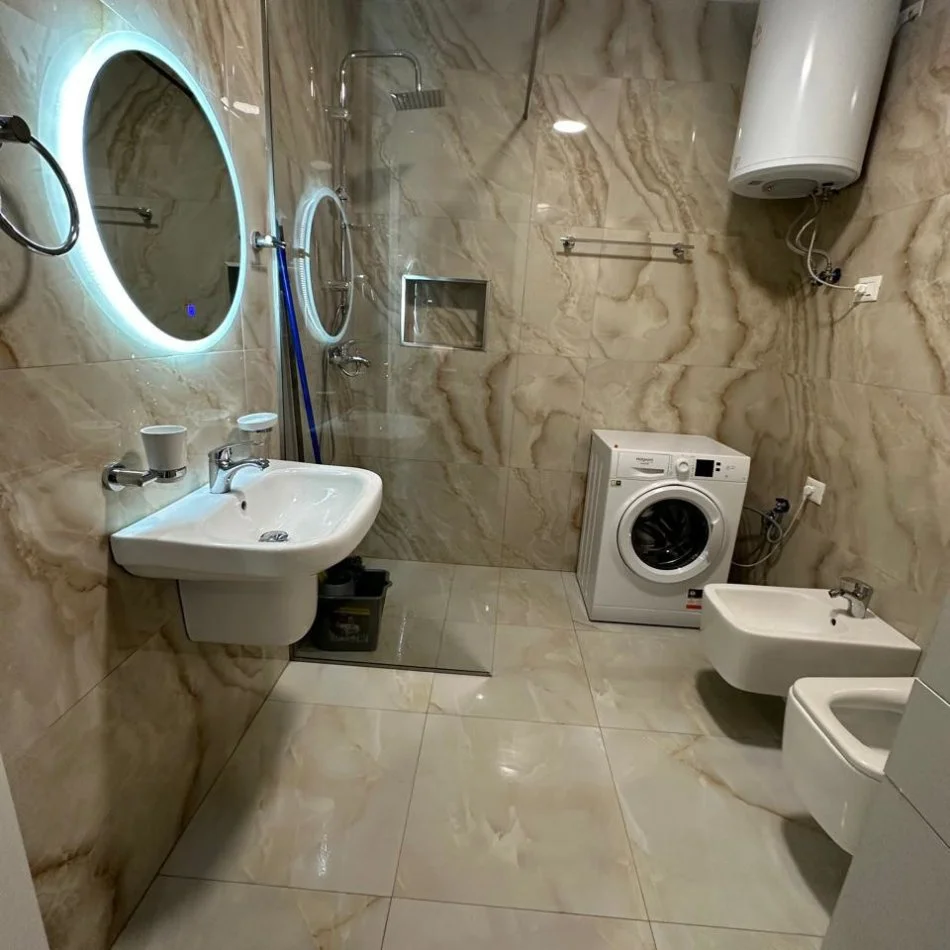 Tirane, jepet me qera apartament 2+1+Aneks+Ballkon Kati 7, 90 m² 600 € (Asitr tek Vila L)