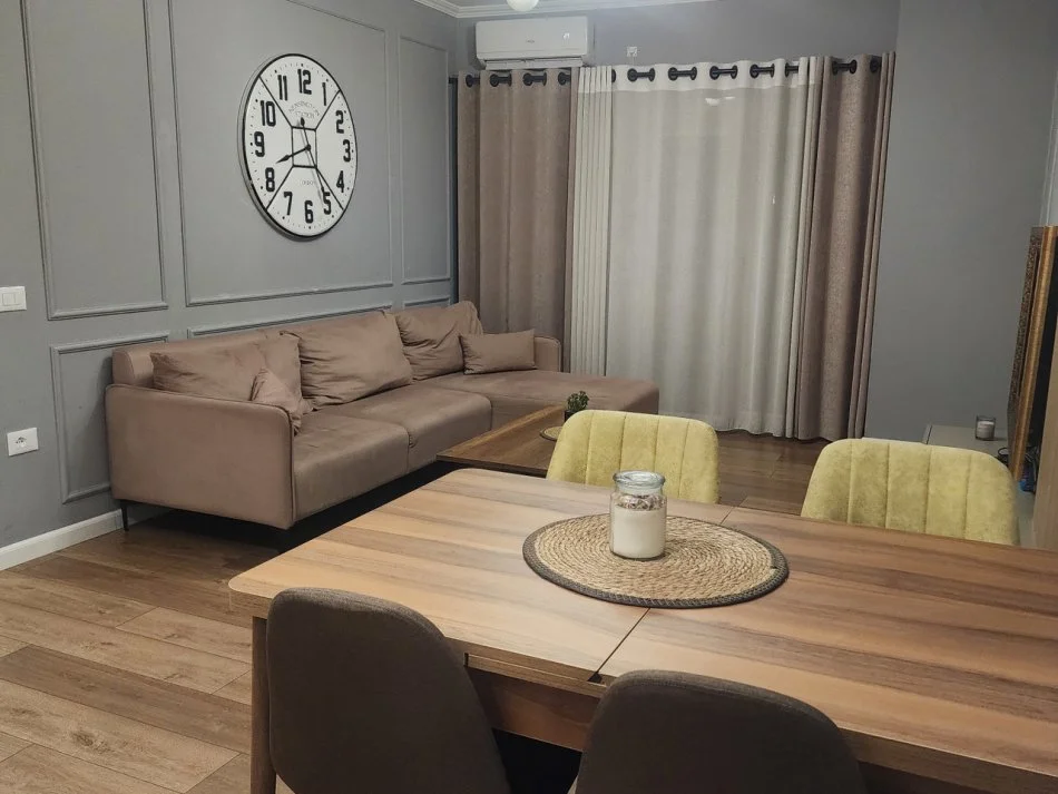 Tirane, jepet me qera apartament 2+1+Aneks+Ballkon Kati 7, 90 m² 600 € (Asitr tek Vila L)