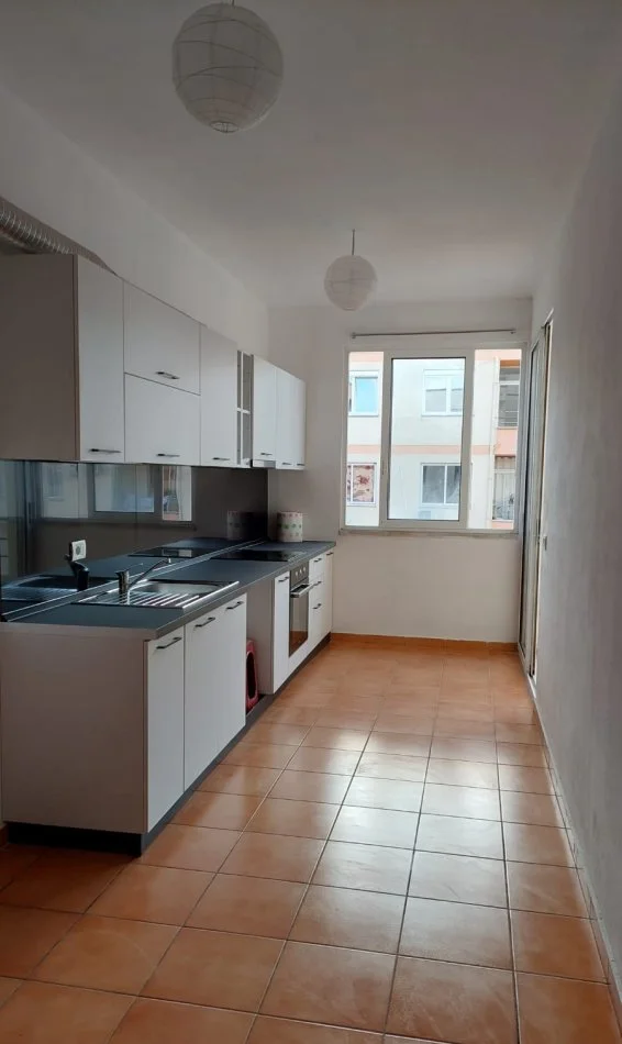 Tirane, jepet me qera apartament 2+1+Aneks+Ballkon Kati 8, 104 m² 450 € (Astir, Pallatet Fratari)