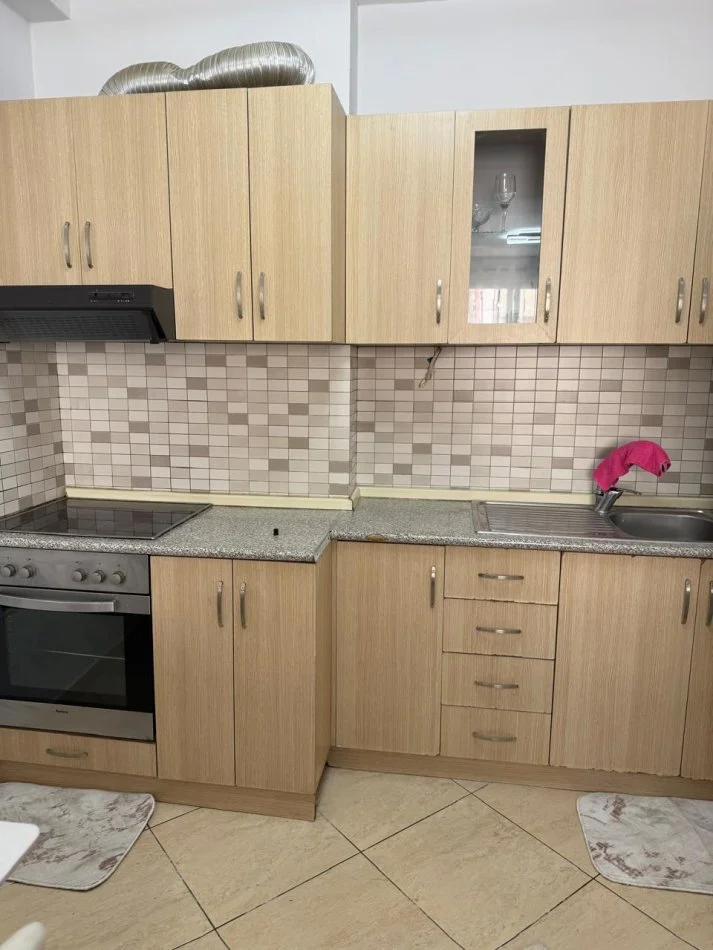 Tirane, jepet me qera apartament 1+1+Aneks+Ballkon Kati 7, 74 m² 430 € (Yzberisht, Perball KMY.)