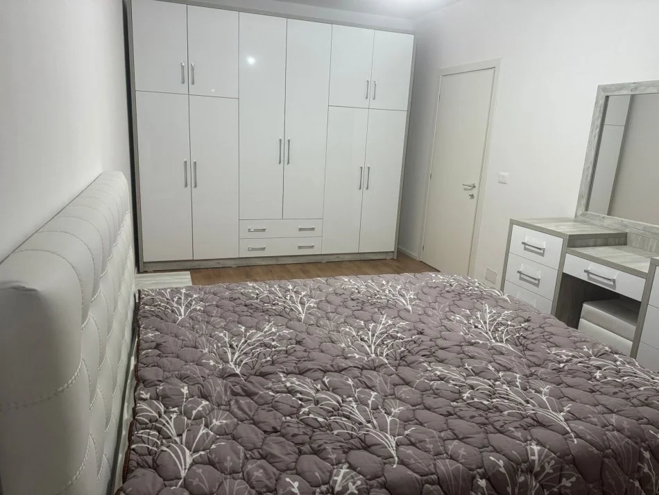 Tirane, jepet me qera apartament 1+1+Aneks+Ballkon Kati 2, 75 m² 550 € (Astir, Kompleksi Klensi / Post parkimi i perfshir ne cmim)
