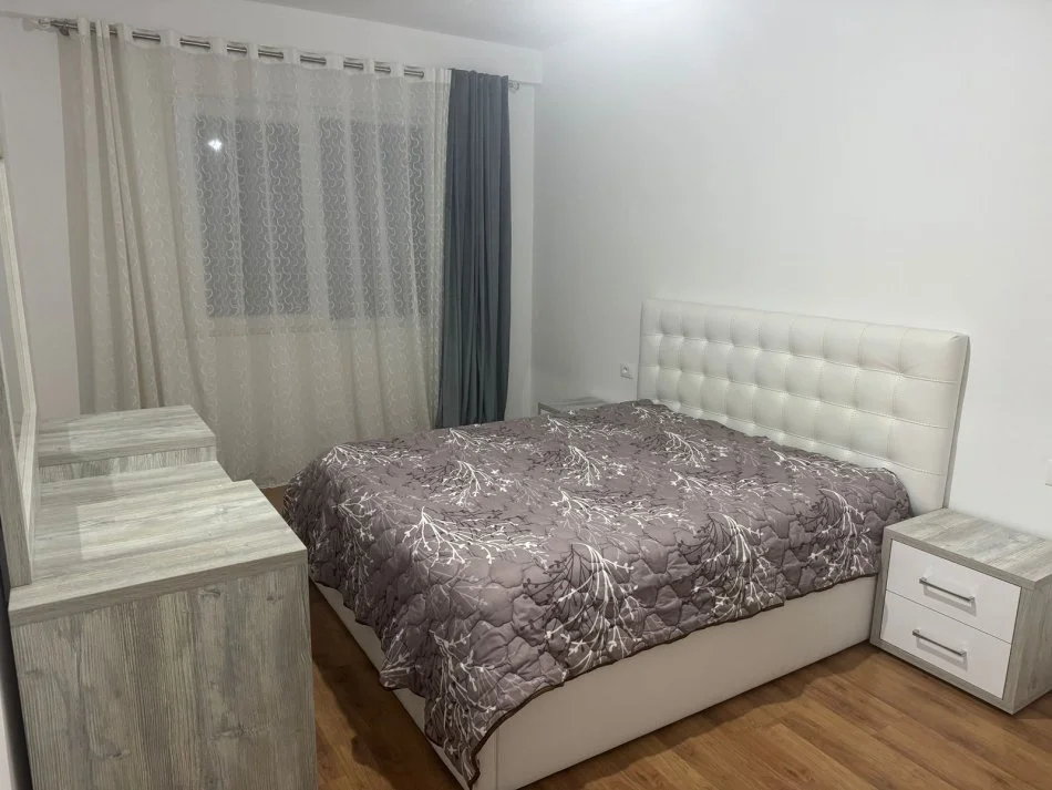 Tirane, jepet me qera apartament 1+1+Aneks+Ballkon Kati 2, 75 m² 550 € (Astir, Kompleksi Klensi / Post parkimi i perfshir ne cmim)
