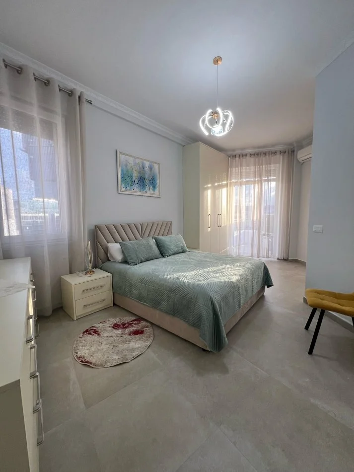 Tirane, jepet me qera apartament 2+1 Kati 7, 120 m² 1.200 € (Prane Kafe Flora)
