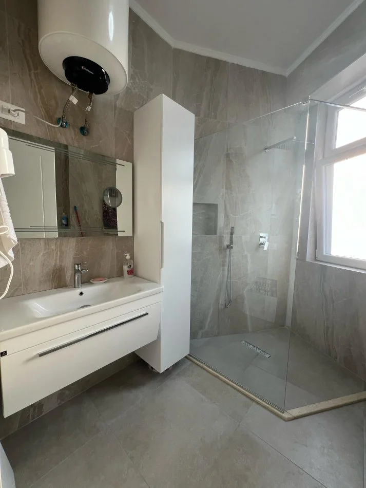 Tirane, jepet me qera apartament 2+1 Kati 7, 120 m² 1.200 € (Prane Kafe Flora)