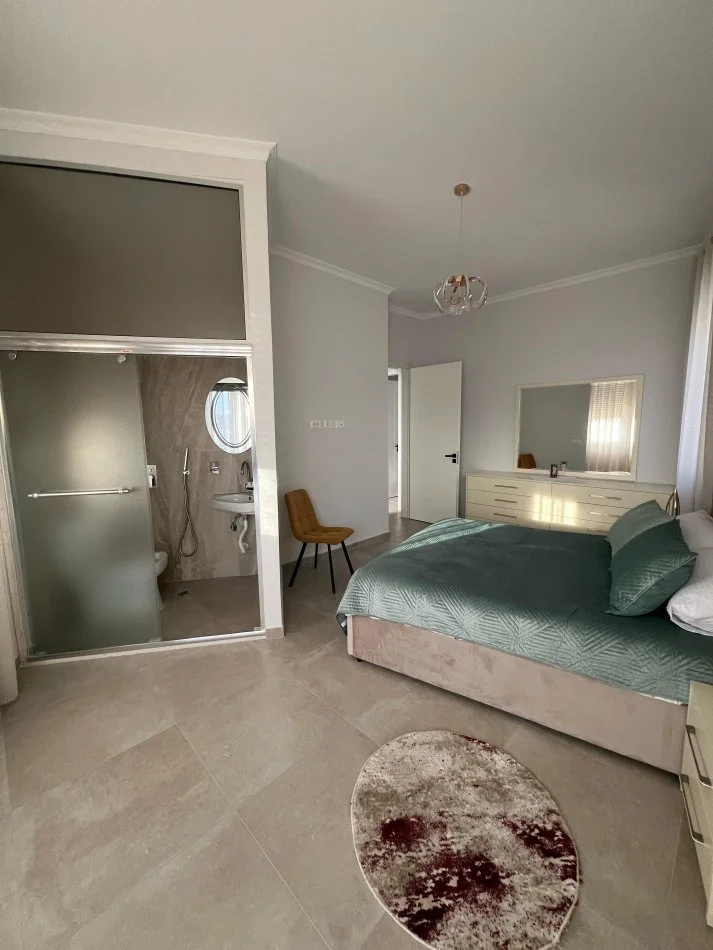 Tirane, jepet me qera apartament 2+1 Kati 7, 120 m² 1.200 € (Prane Kafe Flora)