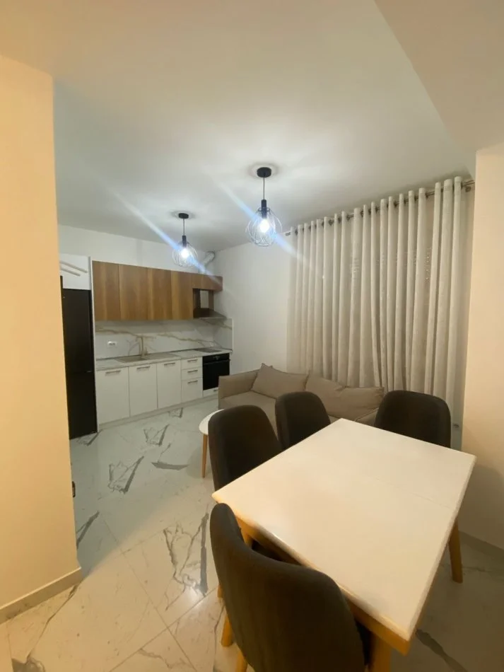 Tirane, jepet me qera apartament 2+1+ nje post parkim Kati 4, 80 m² 800 € (Myslym Shyri)