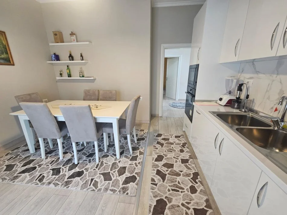 Tirane, jepet me qera apartament 2+1+Ballkon Kati 2, 550 € (Vilat Gjermane)