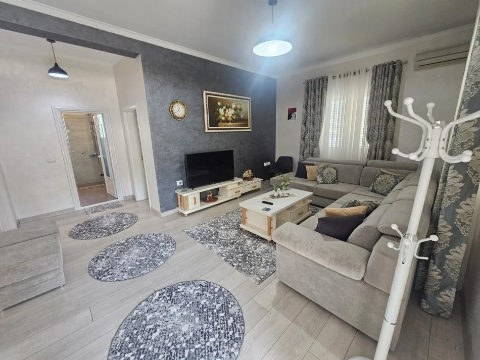 Tirane, jepet me qera apartament 2+1+Ballkon Kati 2, 550 € (Vilat Gjermane)