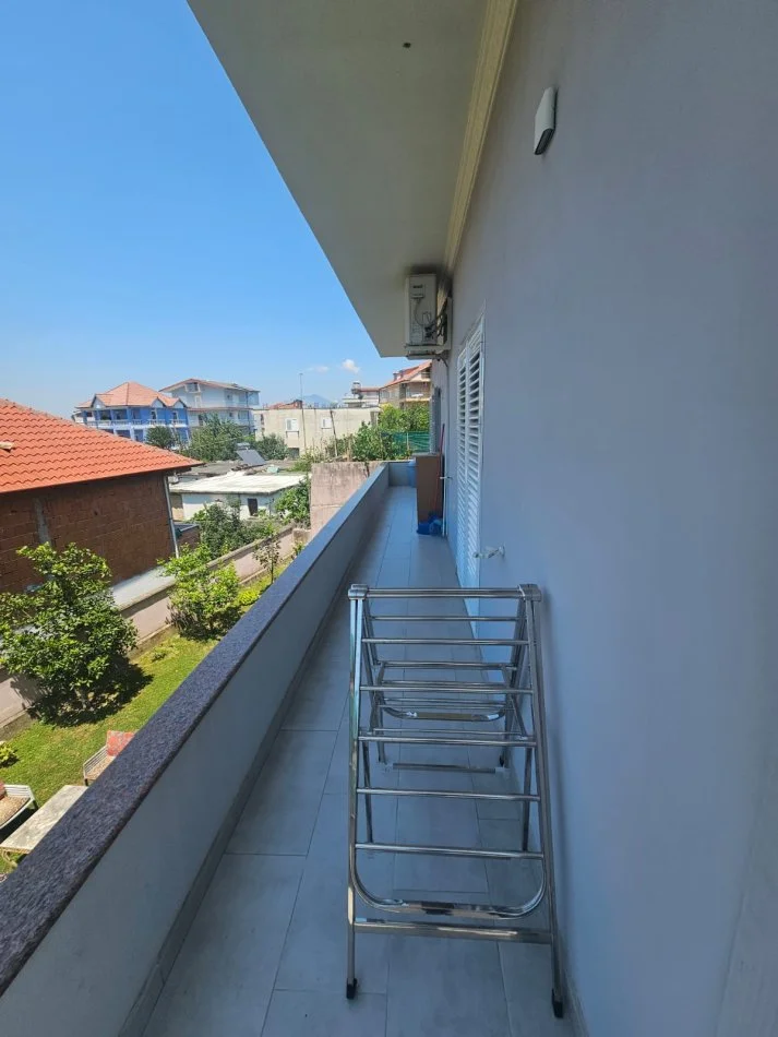 Tirane, jepet me qera apartament 2+1+Ballkon Kati 2, 550 € (Vilat Gjermane)