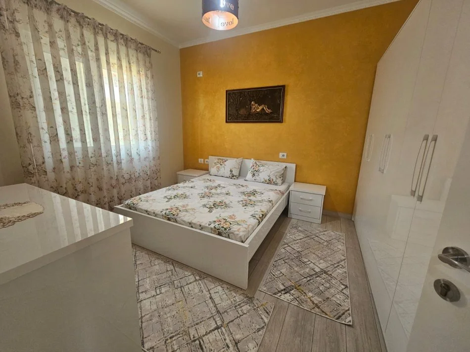 Tirane, jepet me qera apartament 2+1+Ballkon Kati 2, 550 € (Vilat Gjermane)