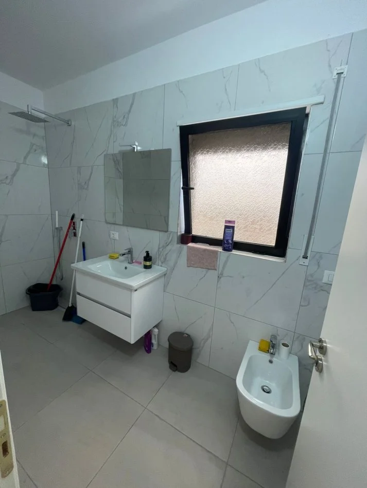 Tirane, shitet apartament 3+1 Kati 8, 