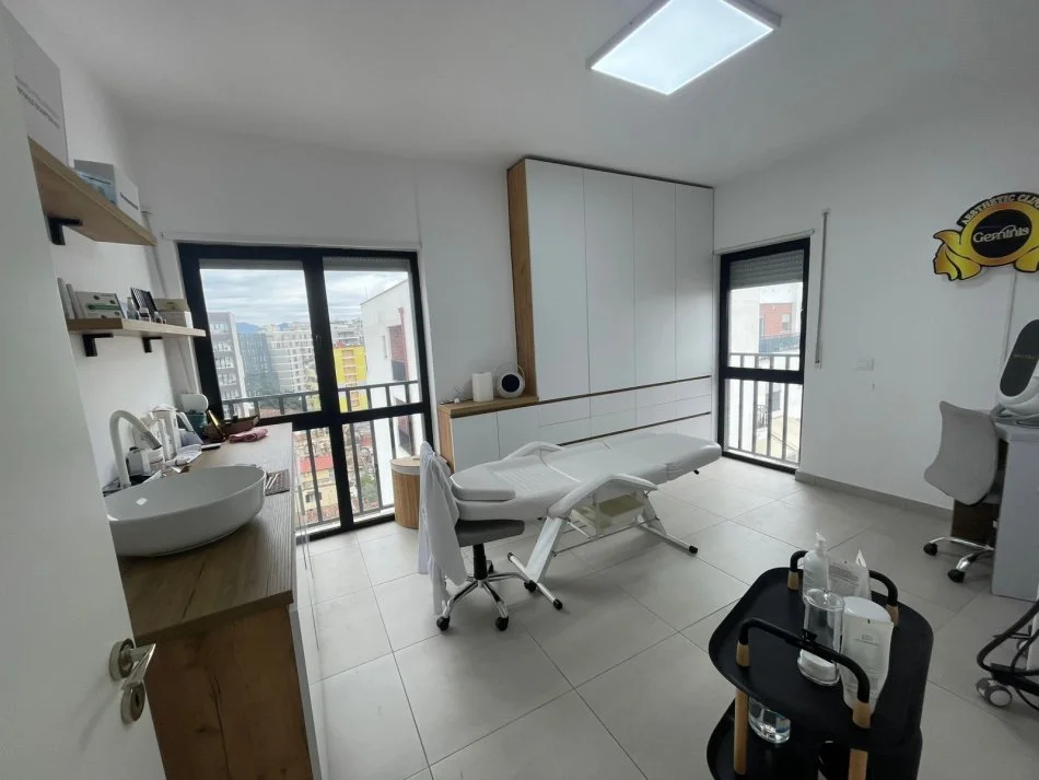 Tirane, shitet apartament 3+1 Kati 8, 