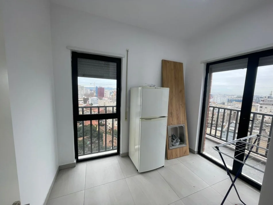 Tirane, shitet apartament 3+1 Kati 8, 