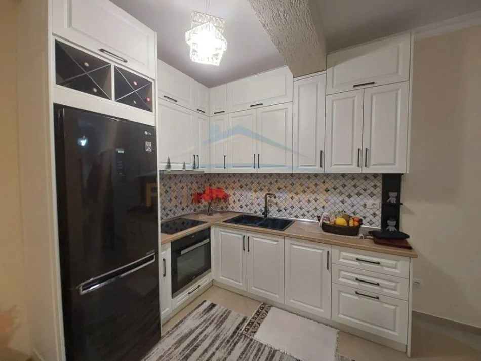 Tirane, shitet apartament 1+1+Ballkon Kati 4, 62 m² (Brryli)