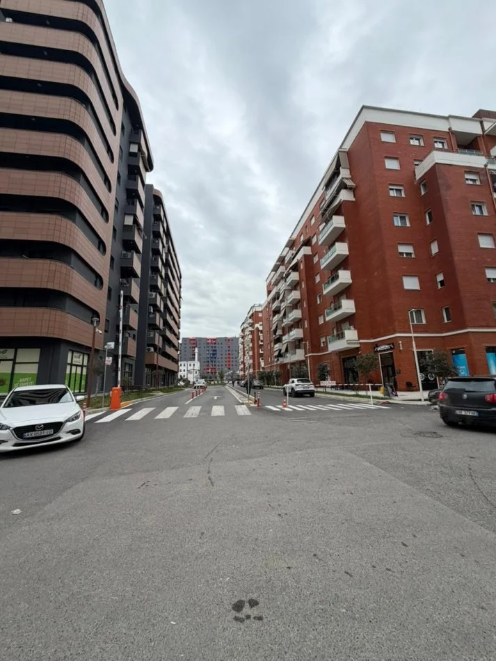 Tirane, jepet me qera dyqan Kati 0, 300 m² 5.000 € 