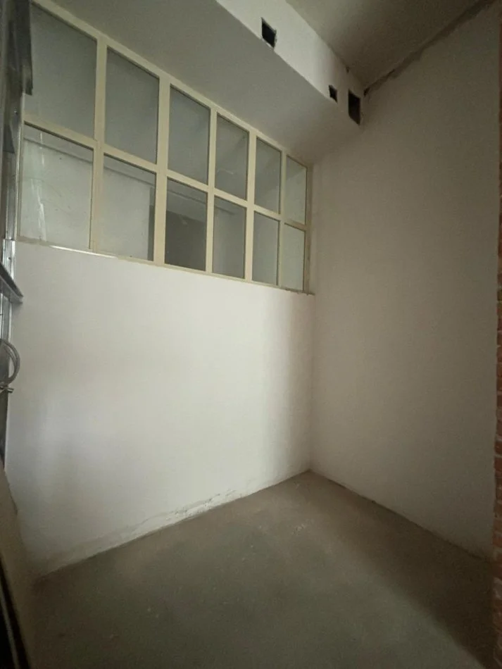 Tirane, jepet me qera dyqan Kati 0, 22 m² 