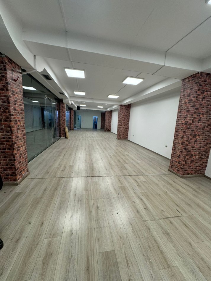 Tirane, jepet me qera ambjent biznesi Kati -1, 150 m² 750 € (Rruga Frederik Shiroka)