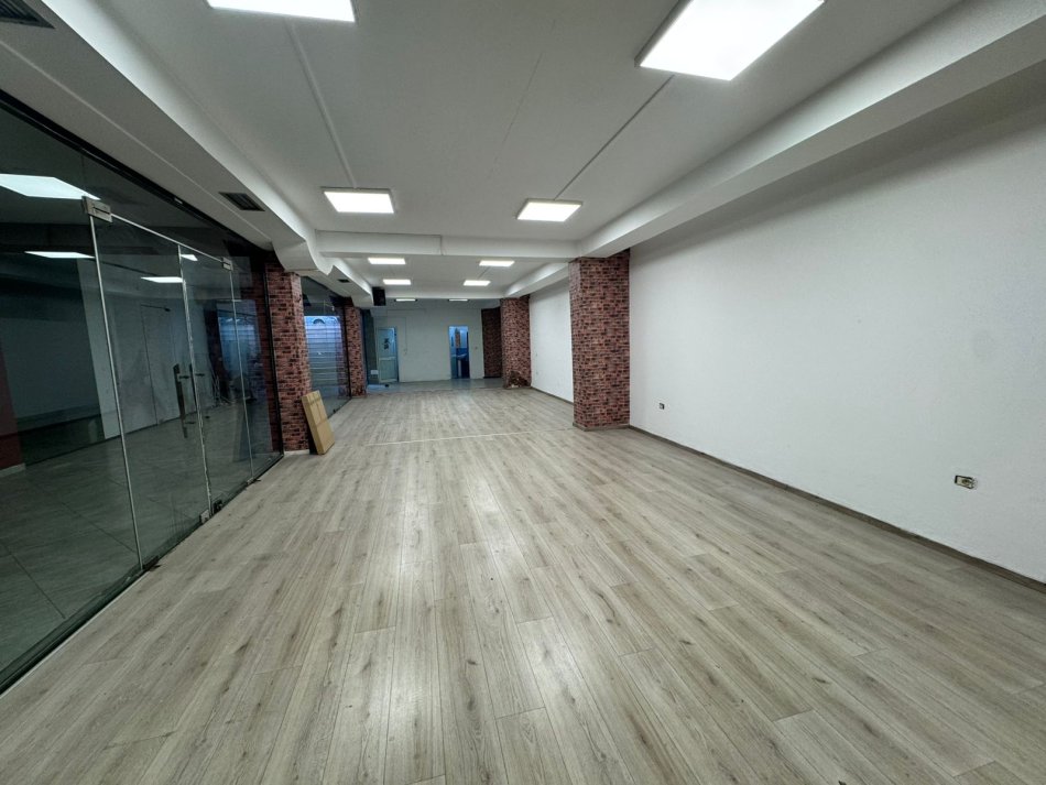 Tirane, jepet me qera ambjent biznesi Kati -1, 150 m² 750 € (Rruga Frederik Shiroka)