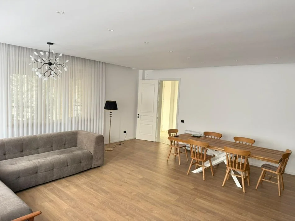 Tirane, shitet Vile 3 Katshe , 517 m² 695.000 € (JO AGJENSI)