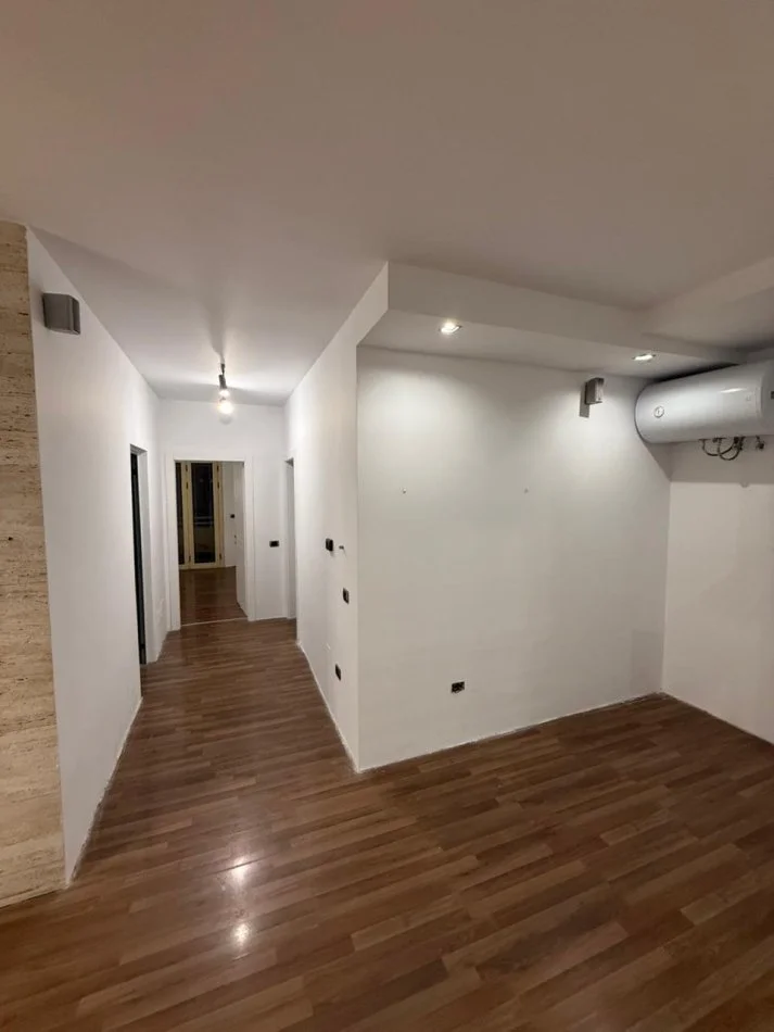Tirane, shitet apartament 2+1 Kati 3, 173 m² 350.000 € (LIQENI ARTIFICIAL)