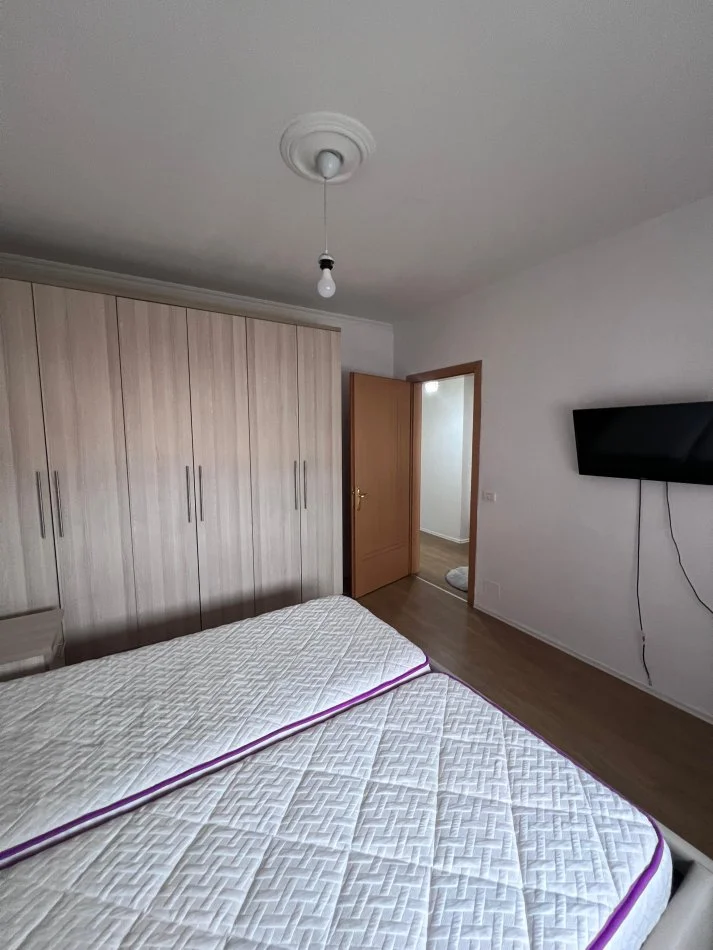 Tirane, jepet me qera Apartament 1+1, 💶 50.000 Leke/muaj, Kati 2, (Mbikalimi i Komunes)