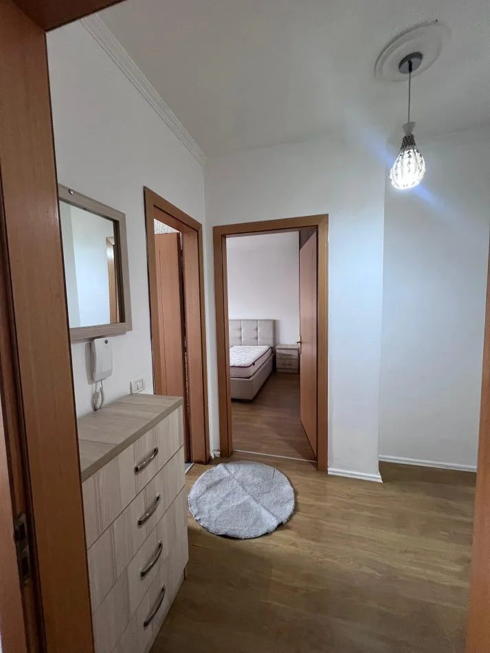 Tirane, jepet me qera Apartament 1+1, 💶 50.000 Leke/muaj, Kati 2, (Mbikalimi i Komunes)
