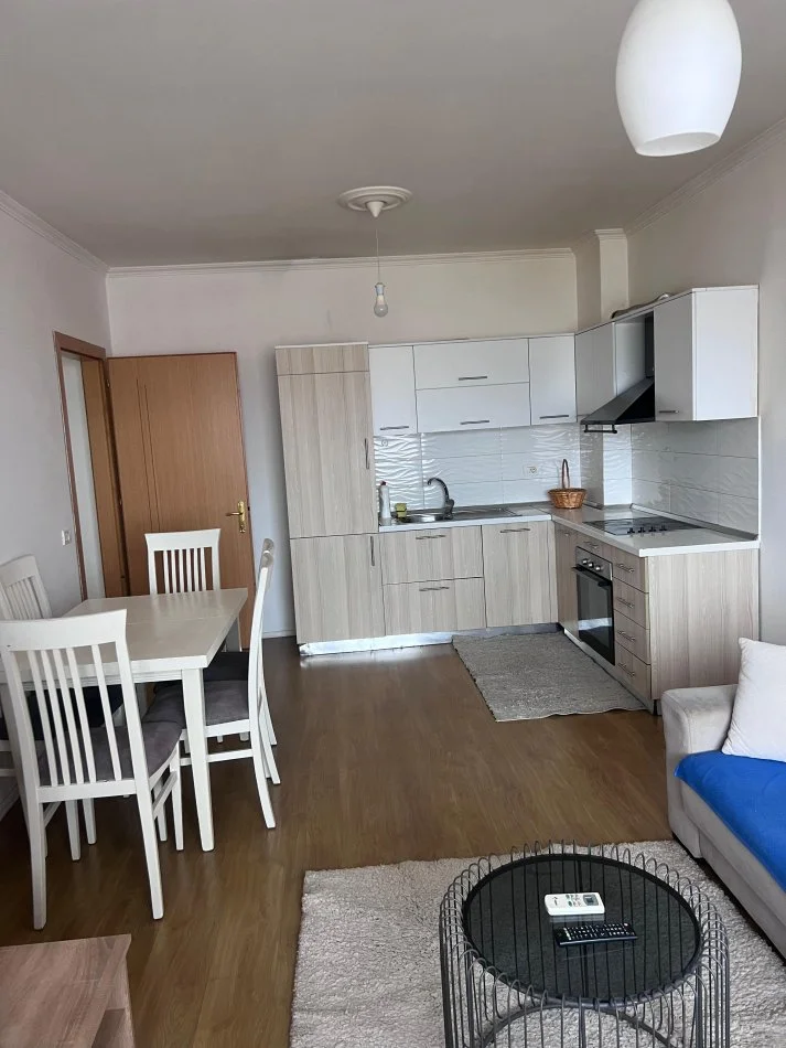 Tirane, jepet me qera Apartament 1+1, 💶 50.000 Leke/muaj, Kati 2, (Mbikalimi i Komunes)