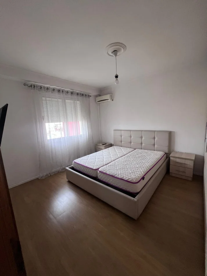 Tirane, jepet me qera Apartament 1+1, 💶 50.000 Leke/muaj, Kati 2, (Mbikalimi i Komunes)