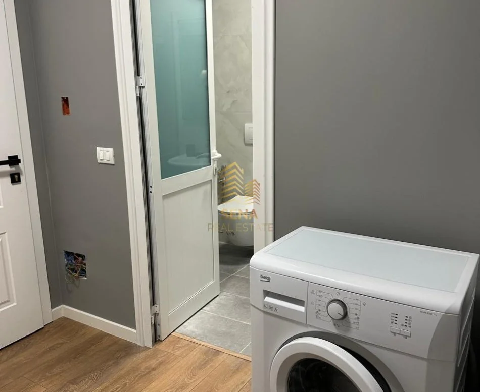 Tirane, jepet me qera apartament 1+1+Ballkon Kati 4, 65 m² 500 € (Pazari i Ri)