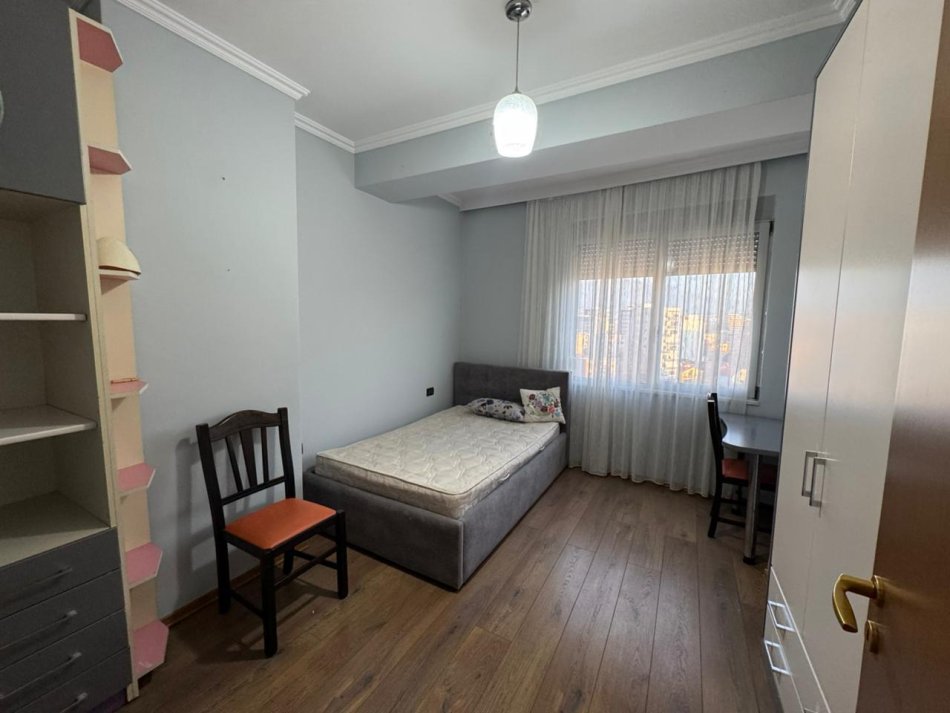 Tirane, jepet me qera apartament 2+1 , 120 m² 825 € (Kompleksi Halili)